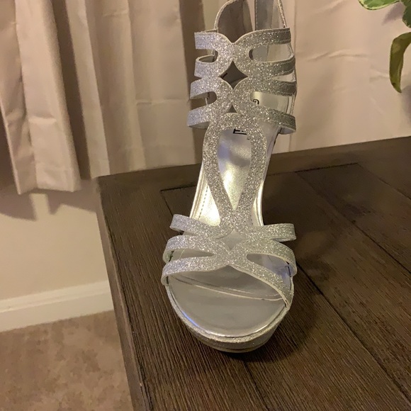 Glittery silver shoes - Picture 2 of 4